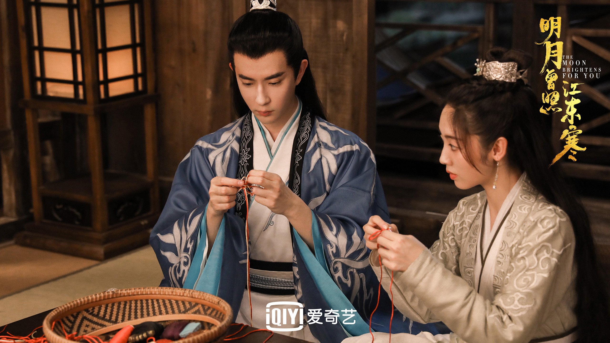 _高空走钢丝：技巧与勇气的完美结合_，高空走钢丝演员的质量为50kg,为安全起见